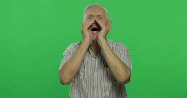 Kıdemli adam bağırıyor. Chroma anahtar arka planda yakışıklı yaşlı adam