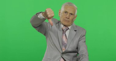 Yaşlı işadamı başparmak Dow verir. Resmi giyim yaşlı adam başparmak aşağı gösteren