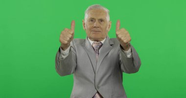 Yaşlı işadamı başparmak veriyor. Resmi giyim yaşlı adam başparmak yukarı gösteren