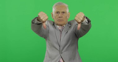 Yaşlı işadamı başparmak Dow verir. Resmi giyim yaşlı adam başparmak aşağı gösteren