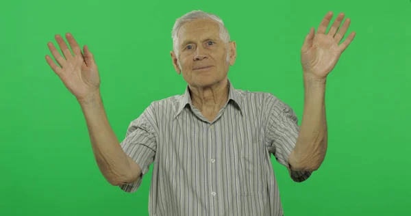 Kıdemli adam kameraya el sallıyor. Chroma anahtar arka planda yakışıklı yaşlı adam — Stok fotoğraf