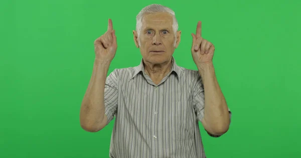 Senior man points to the top. Handsome old man on chroma key background — Stock Photo, Image