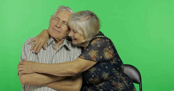 Engraçado idoso homem e mulher sentados juntos. Conceito de uma velha família feliz — Fotografia de Stock