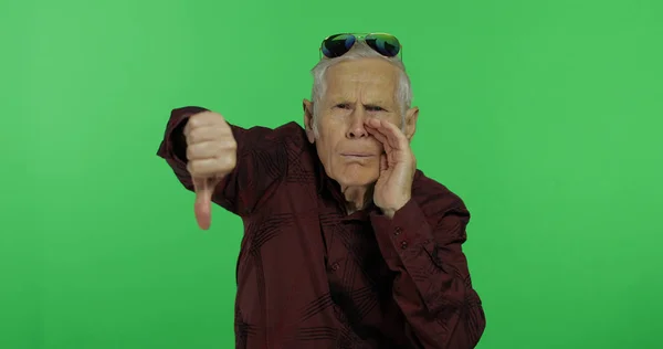 Hombre mayor algo que da el pulgar hacia abajo. Viejo guapo mostrando desagrado — Foto de Stock