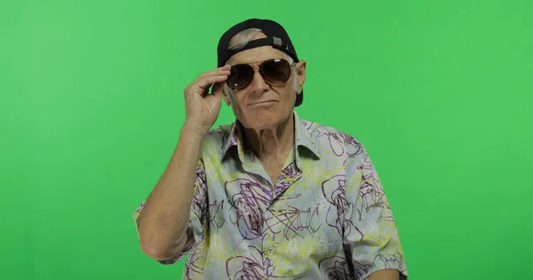 Tatil için hazır güneş gözlüğü kıdemli adam turist. Yakışıklı yaşlı adam — Stok fotoğraf