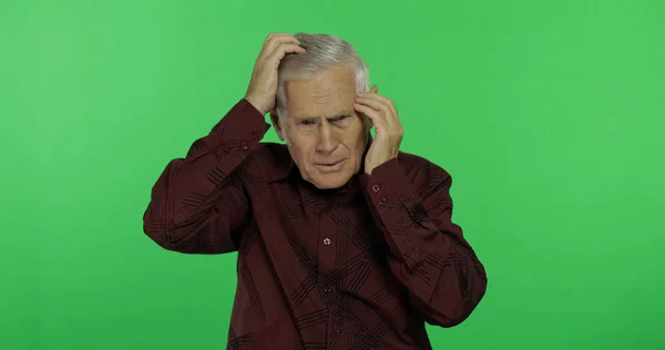 先輩男性は頭痛の痛みに苦しむ。クロマキー上のハンサムな老人 — ストック写真