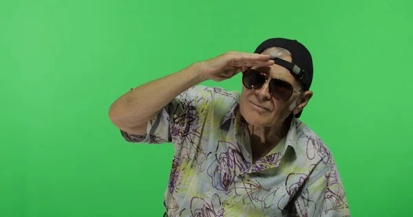Senior man toerist in zonnebrillen kijken naar iets. Knappe oude man — Stockfoto