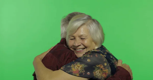 Homem idoso abraçando uma mulher idosa e ela cai em seu ombro. Chave Chroma — Fotografia de Stock