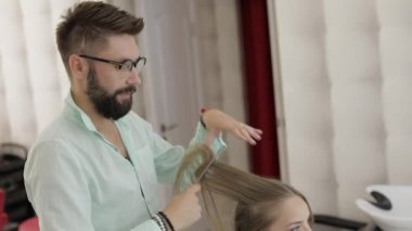 Profesyonel kuaför Styling model saç tarak. Salonda güzel kadın