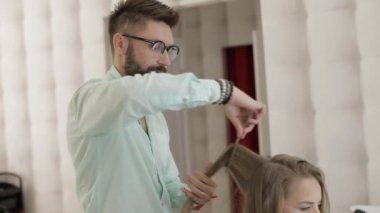 Model saç ile çalışan profesyonel kuaför. Oluklu demir doğrultma