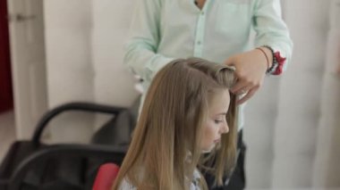 Profesyonel kuaför Styling model saç tarak. Salonda güzel kadın