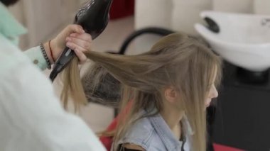 Saç kurutma makinesi ile profesyonel kuaför Styling kuru model saç