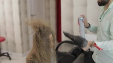 Saç kurutma makinesi ile model saç profesyonel kuaför Styling darbeler Lake