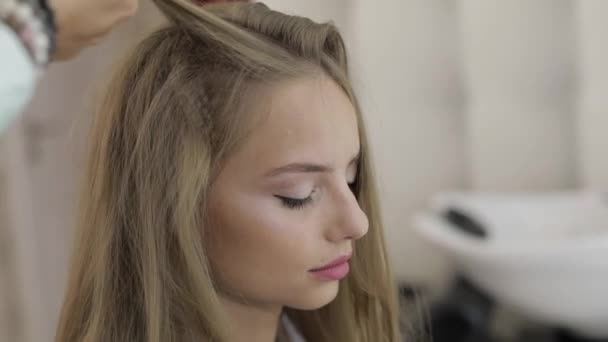プロの美容師スタイリングコーミングモデルの髪。サロンで美しい女性 — ストック動画