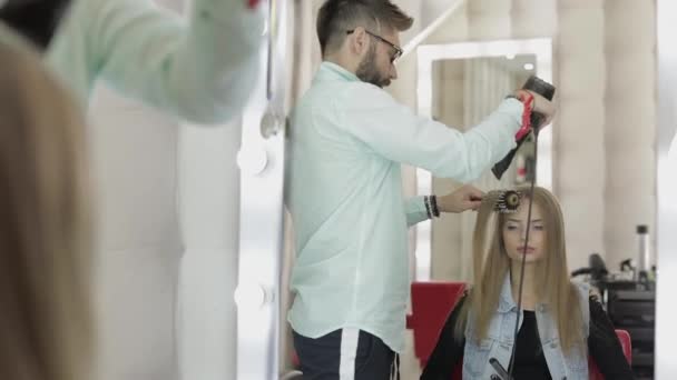 Professionelle Friseur Styling trockenes Modell Haar mit einem Fön — Stockvideo