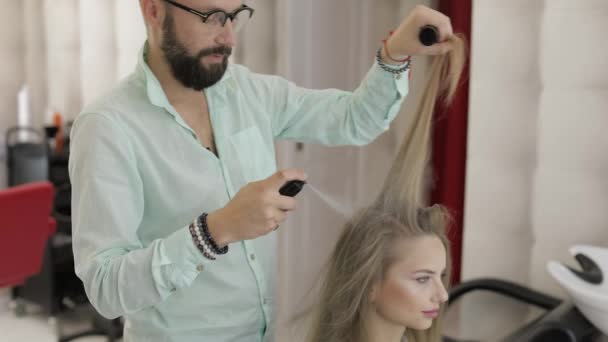 Lo styling professionale del parrucchiere aggiunge polvere per capelli sui capelli modello — Video Stock