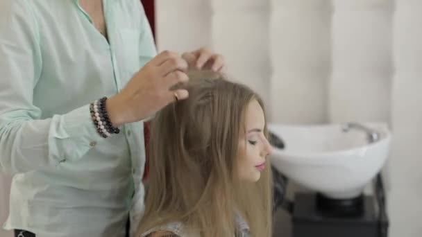 Professional hairdresser styling fixes model hair. Making volume hairstyle — Stock Video