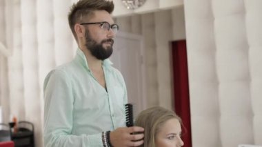 Profesyonel kuaför Styling model saç tarak. Hacim saç modeli yapma