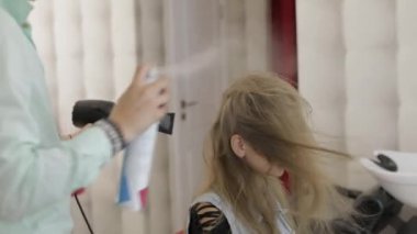 Saç kurutma makinesi ile model saç profesyonel kuaför Styling darbeler Lake