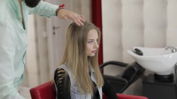 Professional hairdresser styling combing model hair. Making volume hairstyle — Stock Video