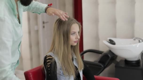 Coiffeur professionnel coiffure peignage cheveux modèle. Faire coiffure de volume — Video