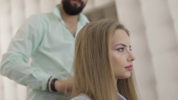 Peluquería profesional peinado peinado cabello modelo. Hacer peinado de volumen — Vídeo de stock