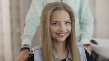 Güzel kadın model salonda saç kesimi sonra gülümsüyor. Hacim saç modeli