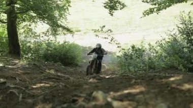 Bolechov, Ukrayna - 12 Temmuz 2019: Ekstrem motosikletçi ormana biniyor