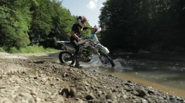 Bolechov, Ukrayna - 12 Temmuz 2019: Nehir kenarında ekstrem motosikletçiler