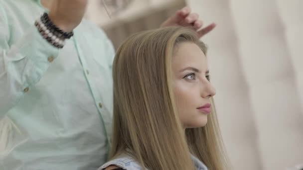 プロの美容師のスタイリングは、モデルの髪を修正します。ボリュームヘアスタイルを作る — ストック動画