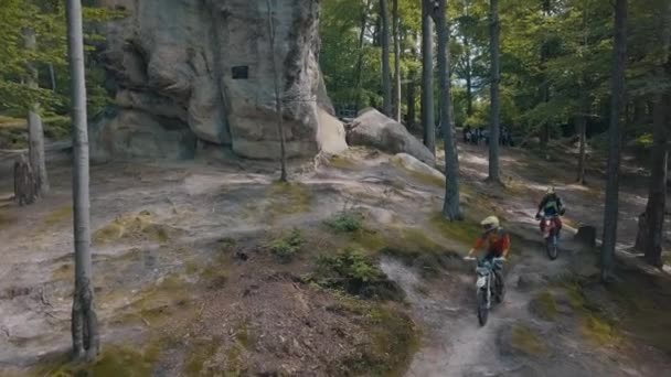 Bolechov, Ukrajina-12. července 2019: jízda motocyklisté na lesních silnicích — Stock video