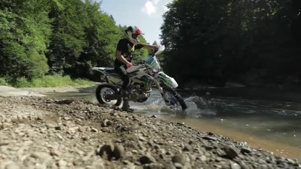 Bolechov, Ukrajna - 2019. július 12.: Extreme motorkerékpár túrák a folyó közelében — Stock videók