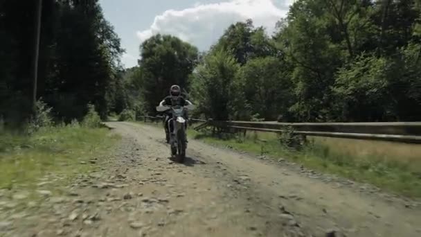 Bolechov, Ukraina-12 juli 2019: extrema motorcyklist rider på vägen — Stockvideo