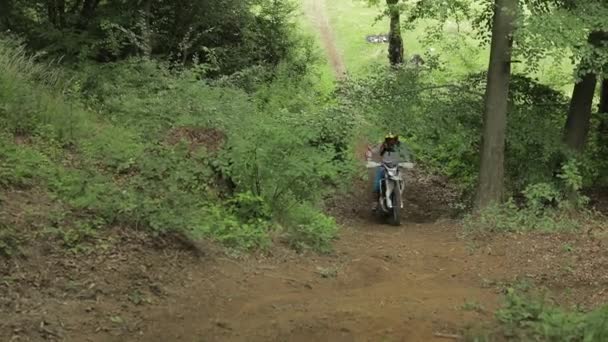 Болехов, Украина - 12 июля 2019 года: Экстремальный мотоциклист едет по лесу — стоковое видео