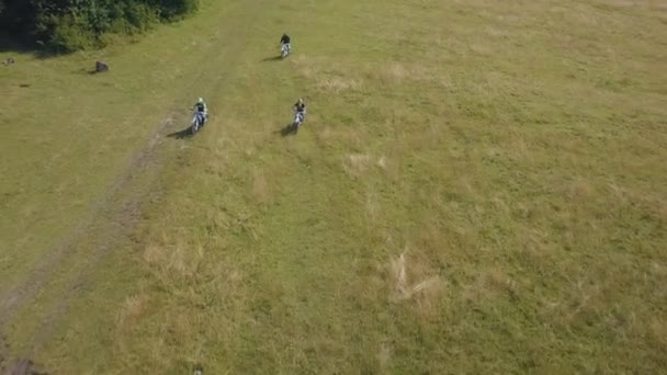 Extrema motorcyklister åker på öppet fält. Motocross. Motosport — Stockvideo