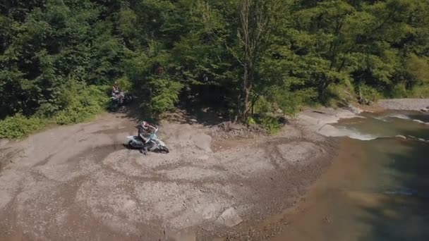 Extrema motorcyklist Rider nära floden. Motocross. Motosport. — Stockvideo