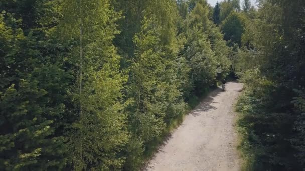 Экстремальный мотоциклист едет по дороге в лес. Мотокросс. Мотоцикл . — стоковое видео