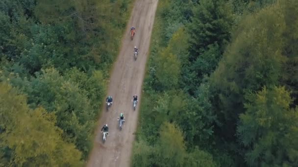 Οι ακραίοι μοτοσικλετιστές ιππεύει στο δρόμο στο δάσος. Motocross. Θαλάσσια σπορ. — Αρχείο Βίντεο