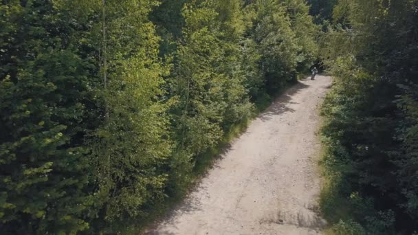 Extrema motorcyklist rider på väg i skogen. Motocross. Motosport. — Stockvideo