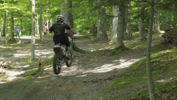 Extrema motorcyklist rider på skogs vägarna. Motocross. Motosport — Stockvideo