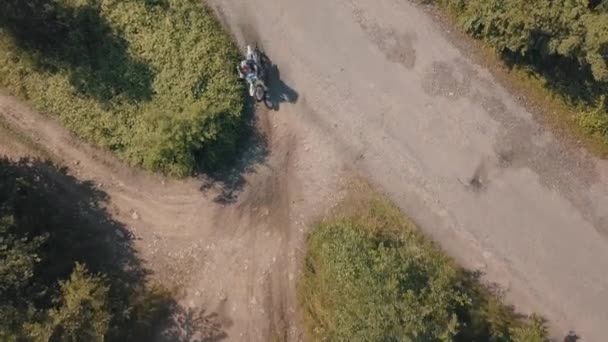 Z cesty na otevřené hřiště jezdí i extrémní motocykllist. Motocross. Motosport — Stock video