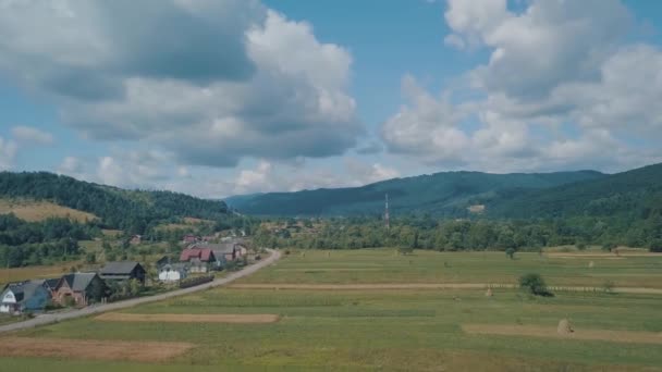 산악 풍경 여름 시즌 화창한 날 근처 공중 무인 항공기 촬영 — 비디오