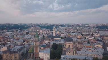 Aerial City Lviv, Ukrayna. Avrupa şehri. Şehrin Popüler Alanları. Belediye Binası