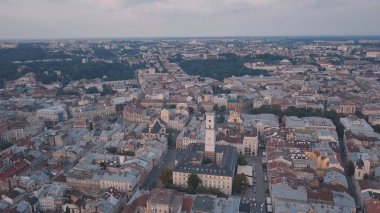 Aerial City Lviv, Ukrayna. Avrupa şehri. Şehrin Popüler Alanları. Belediye Binası