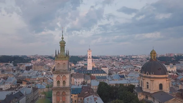 Aerial City Lviv, Ukraine. La ville européenne. Quartiers populaires de la ville. Hôtel de ville — Photo