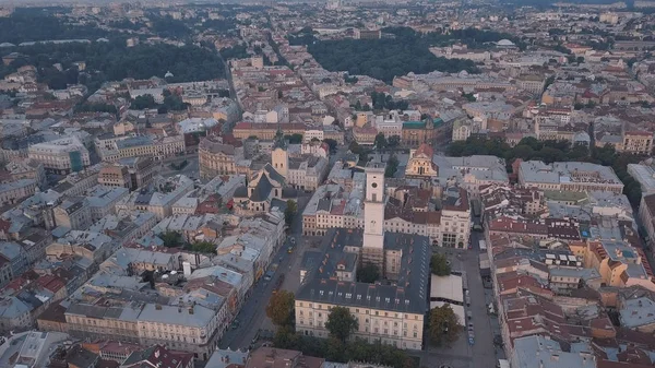 Aerial City Lviv, Ukraine. La ville européenne. Quartiers populaires de la ville. Hôtel de ville — Photo