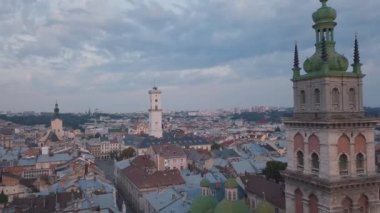 Aerial City Lviv, Ukrayna. Avrupa şehri. Şehrin Popüler Alanları. Belediye Binası