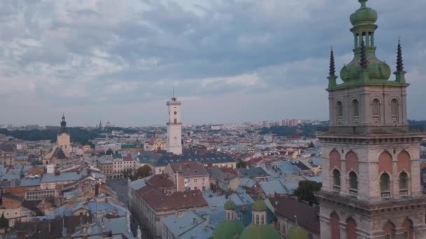 Aerial City Lviv, Ukraine. La ville européenne. Quartiers populaires de la ville. Hôtel de ville — Video