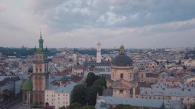 Aerial City Lviv, Ukrayna. Avrupa şehri. Şehrin Popüler Alanları. Belediye Binası