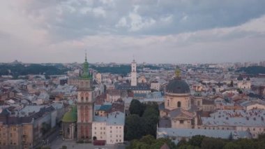 Aerial City Lviv, Ukrayna. Avrupa şehri. Şehrin Popüler Alanları. Belediye Binası